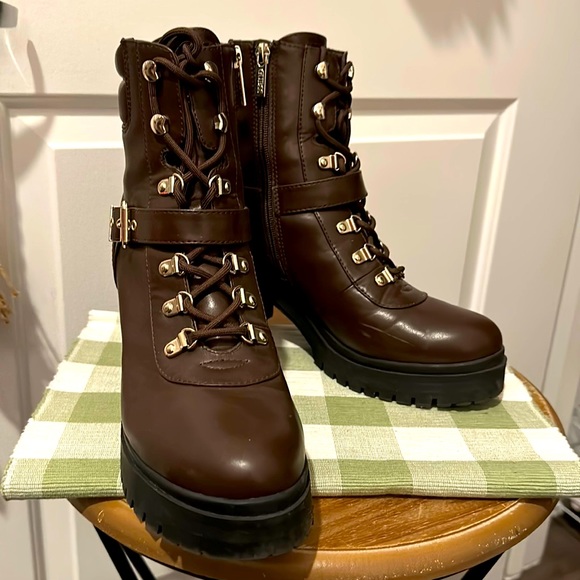 🪧 Stunning, Guess Platform Combat Ankle Booties, EUC - Picture 3 of 16